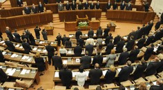 Poslanci si zmrazili platy