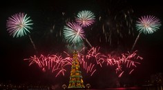 V Rio de Janeiro rozsvietili najkrajší vianočný stromček