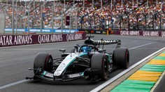 Veľkú cenu Austrálie si podmanil Mercedes, šampiónovi nové pravidlá sedia. Piastri havaroval po ceste na štart