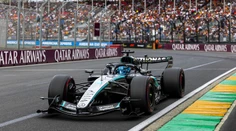 Veľkú cenu Austrálie si podmanil Mercedes, šampiónovi nové pravidlá sedia. Piastri havaroval po ceste na štart