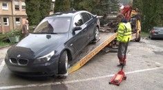 Po streľbe na BMW zomrel spolujazdec, vodič je ťažko zranený