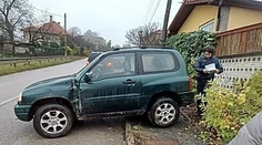 Chcel si len upratať pred príchodom zimy. Auto ho zrazilo na vlastnom dvore