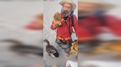 Čistil pláž od nebezpečného odpadu a našiel poklad. Môže mať hodnotu tisícov eur