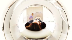 Žena prišla na vyšetrenie magnetickou rezonanciou s nabitou zbraňou. Tá vystrelila a trafila ju do zadku