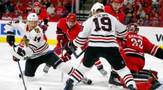 Pánik pomohol k výhre Chicaga dvoma bodmi, v NHL tak pokoril stobodovú hranicu