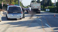 Tragické ráno na západe Slovenska. Ženu na chodníku uprostred obce zrazil kamión