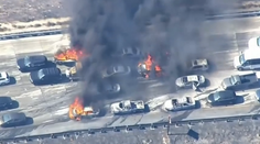 Rozsiahle požiare v Kalifornii už pohltili aj autá na diaľnici