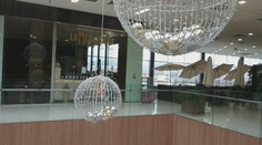 Dráma v nákupnom centre v Nitre: Muž pri vešaní vianočných gúľ prišiel o nohu