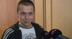 V súdnej sieni sa kajal, za dverami bol frajer. Toto je trest pre extrémistu