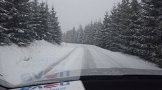 České hory zasypal sneh. Vodičov zastavili letné pneumatiky