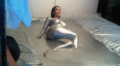 Kim opäť šokuje bizarnou fotkou. Nahá sa váľa v striebornej farbe