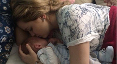 Láskyplná fotka Dominiky Mirgovej a jej bábätka