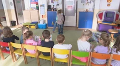 Ak vám dieťa do škôlky nezoberú, štát ponúka kompenzáciu. Dostať sa k nej je však komplikované