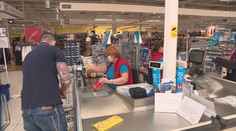 Inflácia je už dvojciferná. Najviac si priplácame za položky, ktoré si odpustiť nevieme