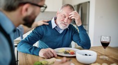 Príznaky, ktoré by sme nemali podceňovať. Rakovinu môžete odhaliť aj pri jedení