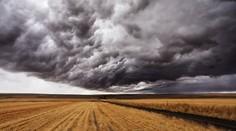 Pred búrkami platí už výstraha 1. stupňa