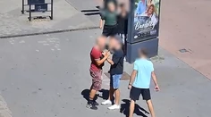 VIDEO: Najskôr hádka, potom úder a kopanec do hlavy. Bitka počas bieleho dňa v centre Bratislavy