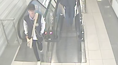 Pomôžte polícii dolapiť tohto mladíka: Vo Vrakuni sotil 13-ročného chlapca do trolejbusu