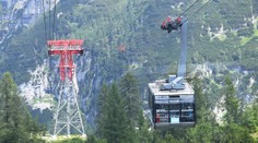 Čecha v teniskách hľadalo v Alpách 18 záchranárov. Bál sa lanovky a vybil sa mu mobil
