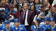 VIDEO: Moment hrôzy na lavičke Colorada. Trénera zasiahol puk a spôsobil mu zlomeninu v tvári