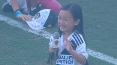 Netradičná hviezda zápasu: Dievčatko (7) spievajúce hymnu dojalo aj Zlatana Ibrahimoviča