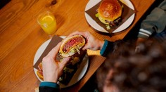 Cena za fastfood ho šokovala. Muža rozzúrilo, keď chcel kúpiť jedlo pre deti na letisku