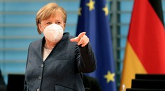 Merkelová vidí slabé svetlo na konci tunela, varovala však pred unáhleným uvoľňovaním opatrení