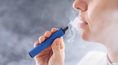 Vapovala kvôli úzkosti. Teraz má 17-ročné dievča „popcornové pľúca“ a trvalé zdravotné následky