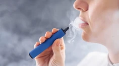 Vapovala kvôli úzkosti. Teraz má 17-ročné dievča „popcornové pľúca“ a trvalé zdravotné následky