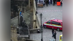 FOTO: Evakuácia v centre Prahy. Na soche na Karlovom moste sedel muž s nožom