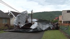 Búrka ničila, čo jej prišlo do cesty. Najhoršie dopadla bytovka, v ktorej žije 25 ľudí