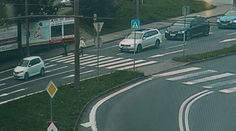 VIDEO: Zábery, z ktorých mrazí. Auto vrazilo do 11-ročného kolobežkára na priechode