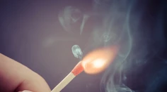 Po druhom poplachu v Prahe s bombou zadržali osem aktivistov