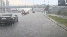 VIDEO: Autá sa v Košiciach brodia cez zatopené cesty. Polícia vyzýva ľudí, aby tam vôbec nejazdili