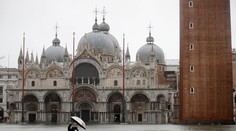 Obľúbené mesto je takmer pod vodou, turistom pripravili v hoteloch čižmy