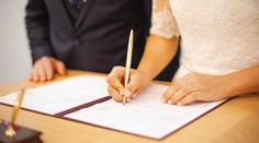 Veľká zmena v priezviskách. Muži budú môcť popri svojom priezvisku mať aj to manželkino