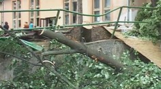 V Sobranciach spadol strom na strechu umeleckej školy