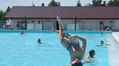 SÚHRN DŇA: Prichádza leto a akvaparky sú v neistote. Už teraz si však k plavkám pribaľte aj rúško