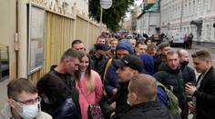 FOTO: Začali sa voľby v Rusku. Pred volebnými miestnosťami sú abnormálne rady, hovorí sa aj o manipulácii