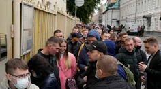FOTO: Začali sa voľby v Rusku. Pred volebnými miestnosťami sú abnormálne rady, hovorí sa aj o manipulácii