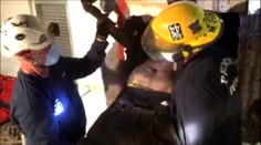 Muž sa chcel dostať do domu cez komín. Museli ho vyťahovať hasiči