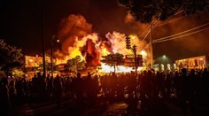 Vlna nepokojov v USA: V Minneapolise podpálili policajnú stanicu, Trump tam poslal Národnú gardu