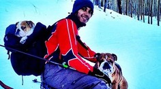 Hamilton pobúril fanúšikov. Pochválil sa fotkami na lyžiach