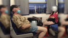 Tento muž pravidelne masturboval vo vlaku pred ženami. Polícia ho už rieši
