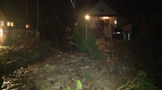 Prívalová voda zaplavila osadu. Silný prúd strhával všetko, čo mu prišlo do cesty