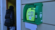 Čas pre mestá a obce na zaobstaranie defibrilátorov sa kráti. Hovoria, že sú stále bez pokynov aj bez peňazí