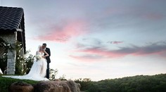 Po 6 rokoch svadba snov: Speváčka sa vydala v naozaj odvážnych šatách!