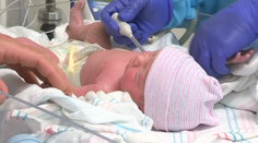Dievčatko sa narodilo dvakrát. Na 20 minút ju vybrali z maternice