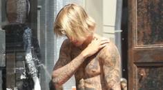 Justin Bieber so snúbenicou ronili slzy na múriku