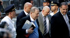 Hollywoodsky predátor Harvey Weinstein sa po mesiacoch od prepuknutia sexuálneho škandálu vzdal polícii